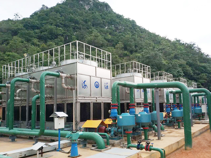 Counterflow closed cooling tower